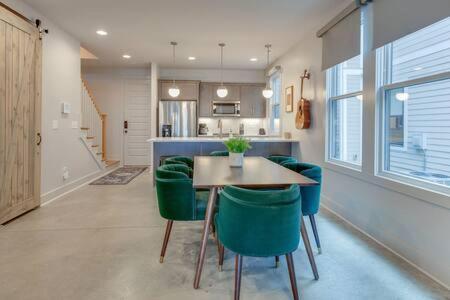 Spacious Luxury Twin Homes, Walk To Everything! Holiday home