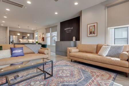 Spacious Luxury Twin Homes, Walk To Everything! Holiday home Nashville
