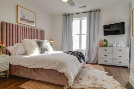 Holiday home Luxury Hillsboro Village Rooftop Retreat Sleep 12 W Chef S Kitchen Smart Tvs & Garage Walk To Vanderbilt Pancake Pantry & Boutique Shopping Minutes To Broadway 12 South & The Parthenon 24 7 Hospitality *