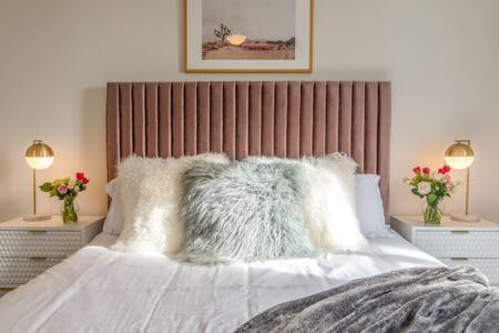 Luxury Hillsboro Village Rooftop Retreat Sleep 12 W Chef S Kitchen Smart Tvs & Garage Walk To Vanderbilt Pancake Pantry & Boutique Shopping Minutes To Broadway 12 South & The Parthenon 24 7 Hospitality Holiday home *