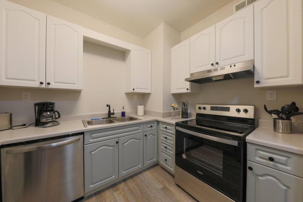 Minutes To Broadway - 2 King Beds With Optional Garage Parking Apartment *