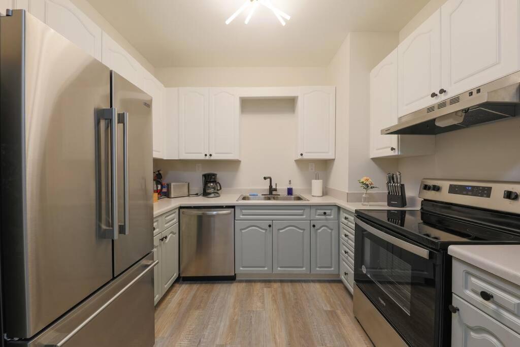Minutes To Broadway - 2 King Beds With Optional Garage Parking