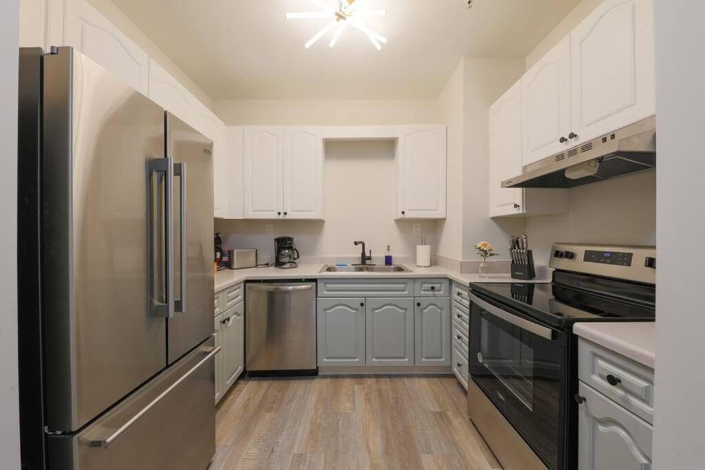 Minutes To Broadway - 2 King Beds With Optional Garage Parking Apartment *