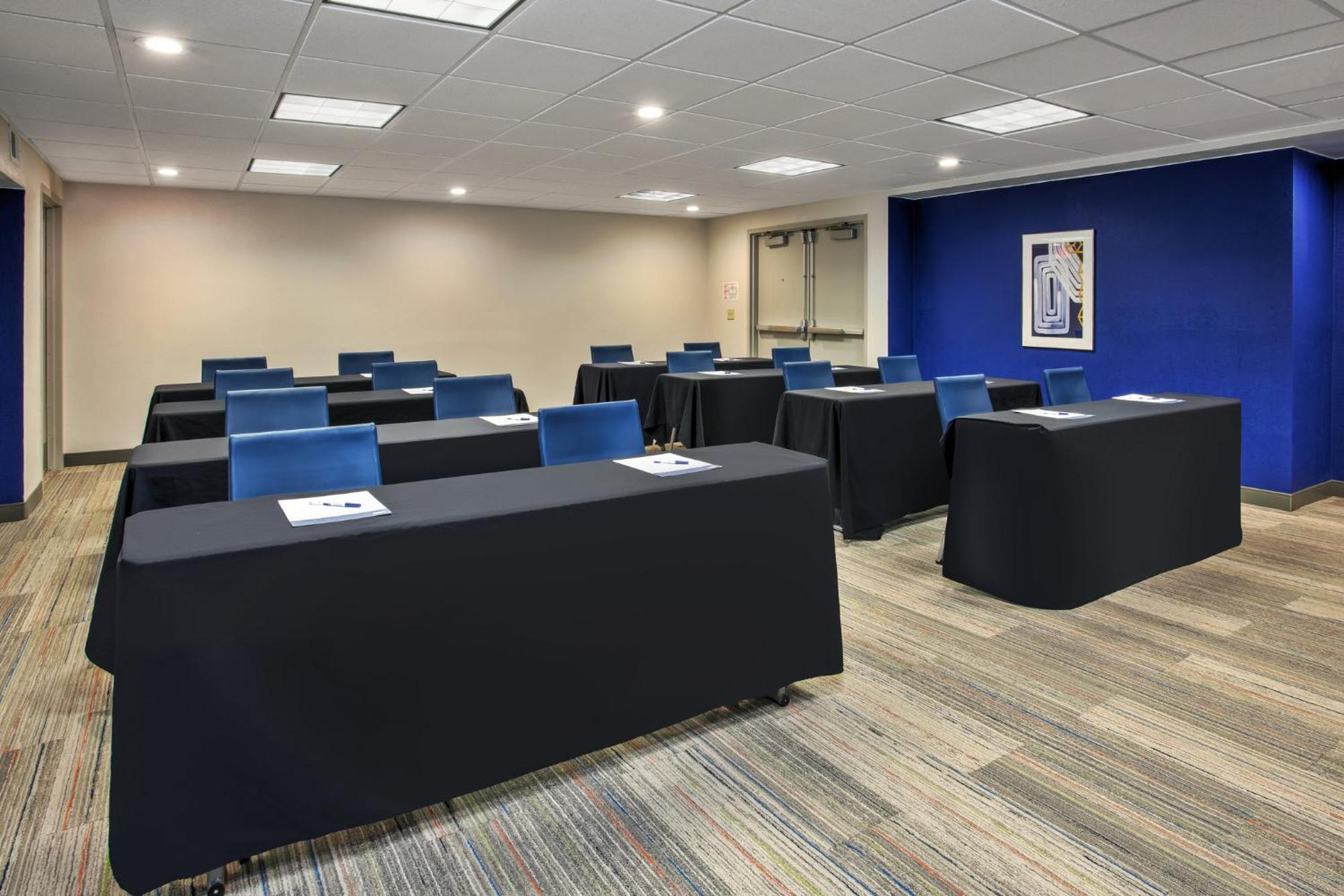 Hotel Holiday Express Airport By Ihg 3*
