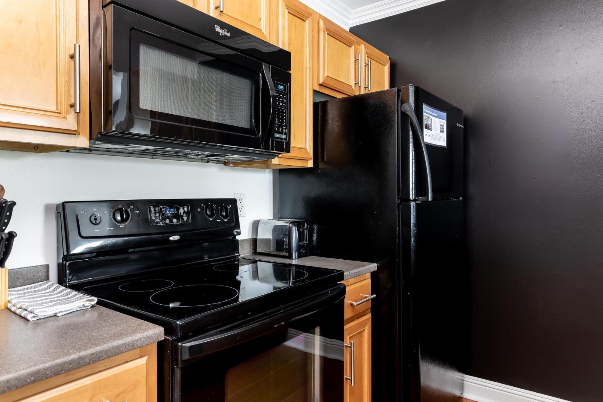 Apartment Walk To Downtown Broadway With Pool, Parking And Patio