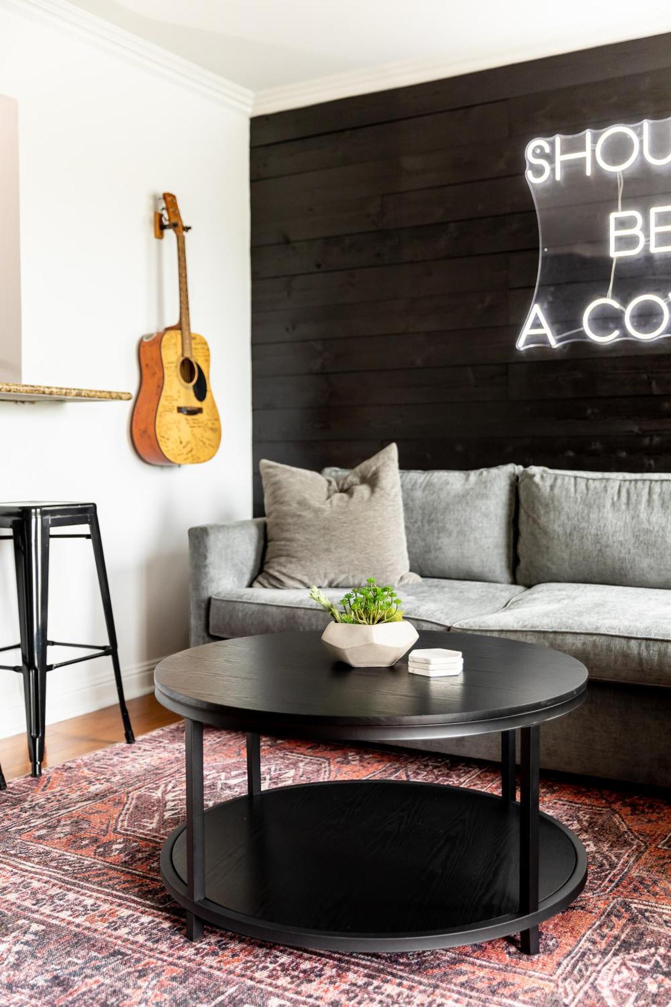 Walk To Downtown Broadway With Pool, Parking And Patio Apartment *