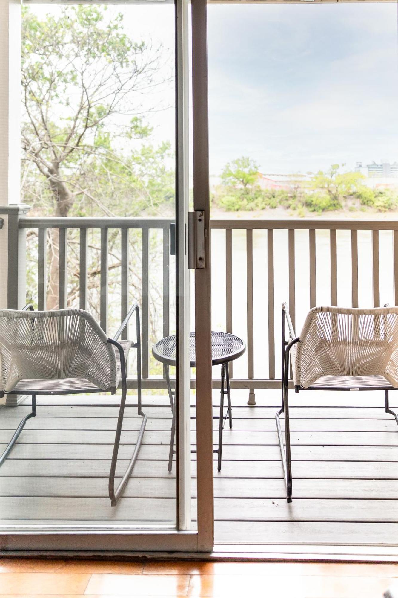 Apartment Walk To Downtown Broadway With Pool, Parking And Patio