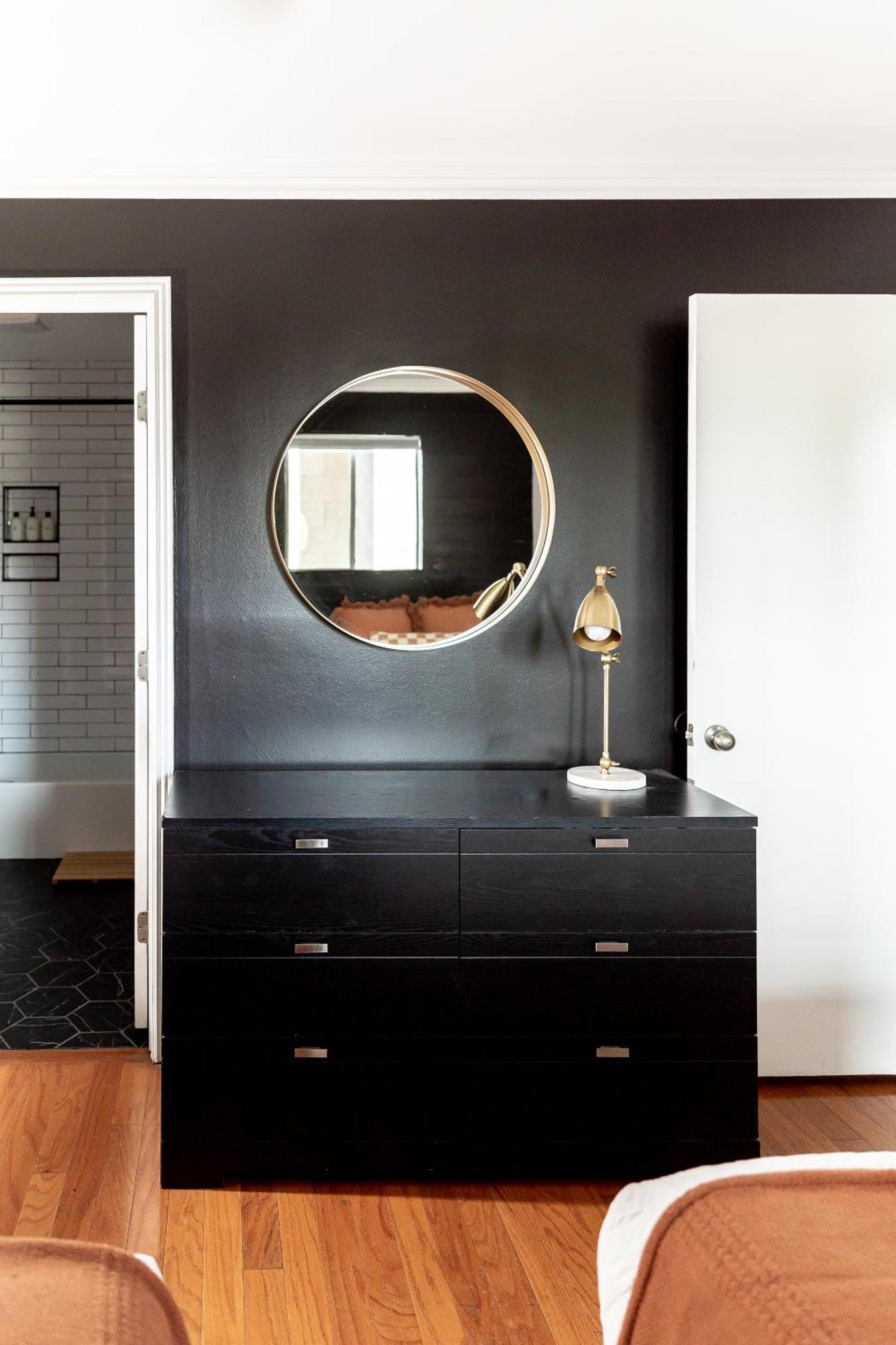 Apartment Walk To Downtown Broadway With Pool, Parking And Patio *