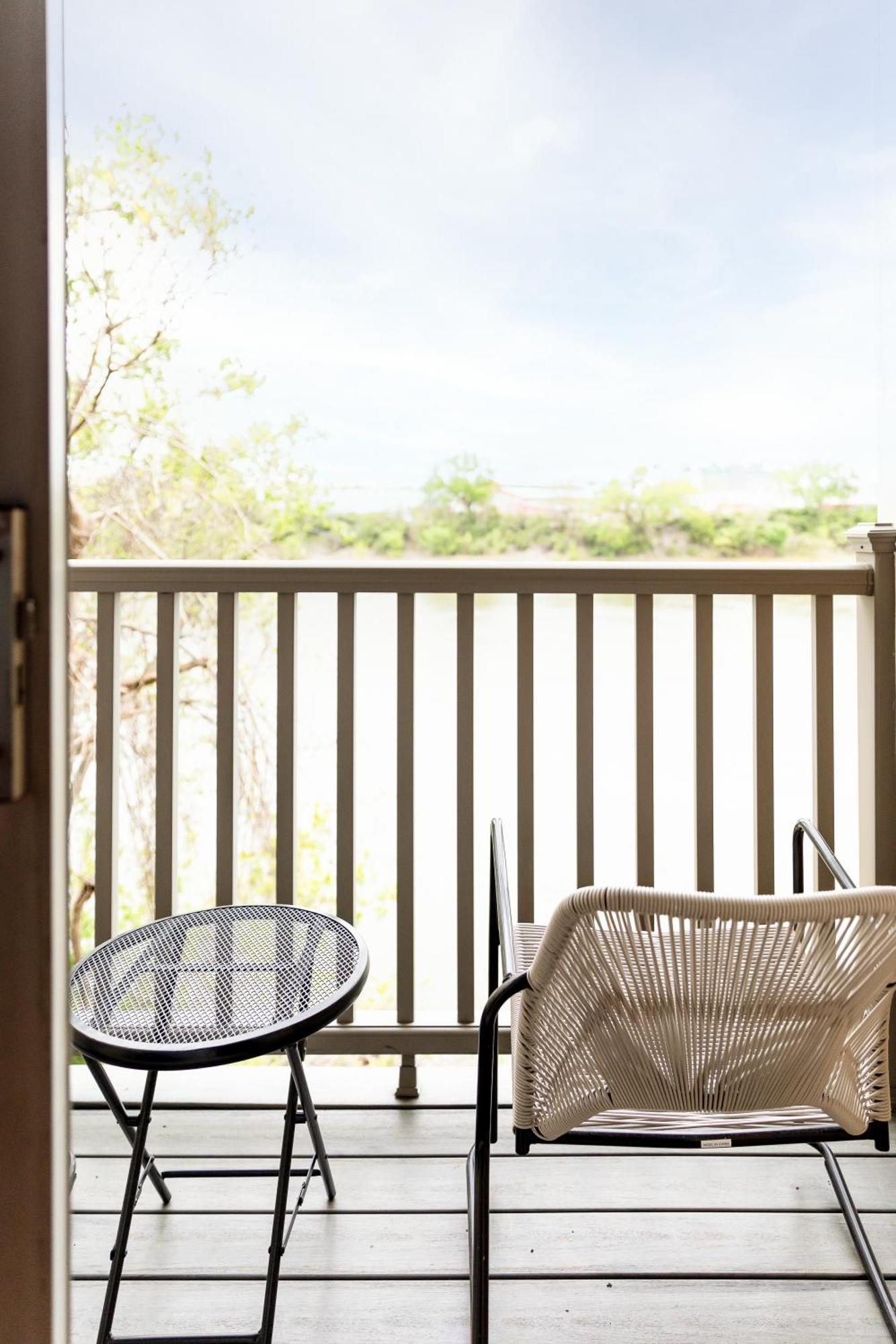 Walk To Downtown Broadway With Pool, Parking And Patio Apartment Nashville