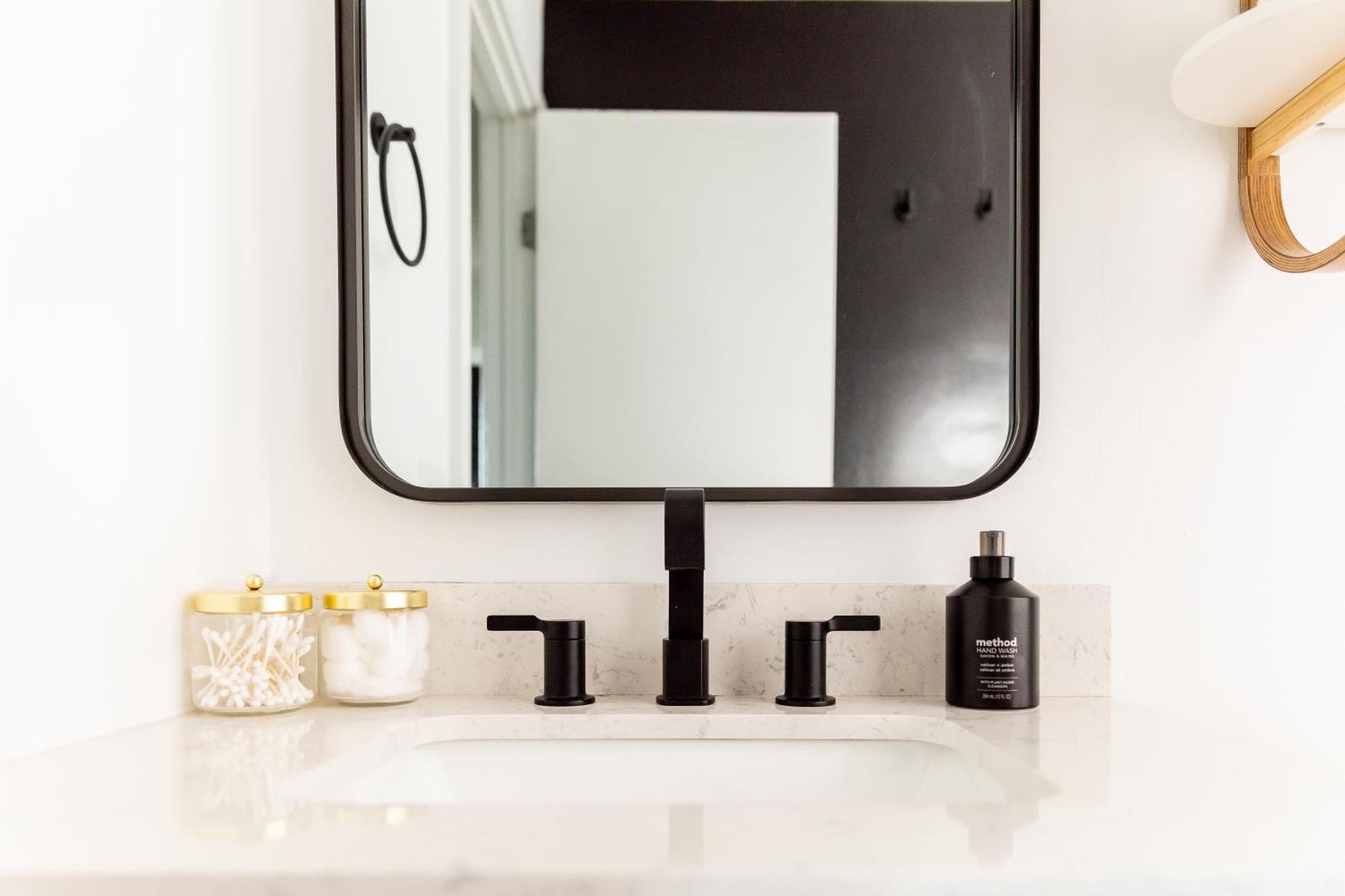 Walk To Downtown Broadway With Pool, Parking And Patio Apartment