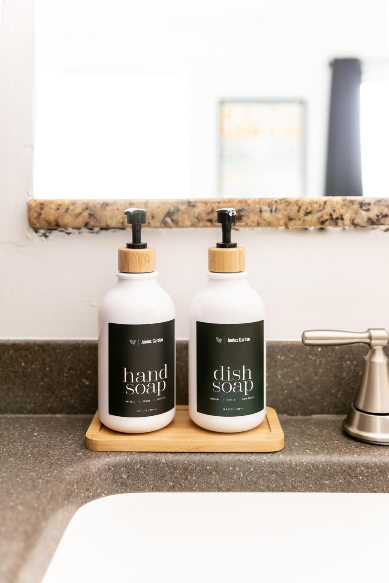 Walk To Downtown Broadway With Pool, Parking And Patio *