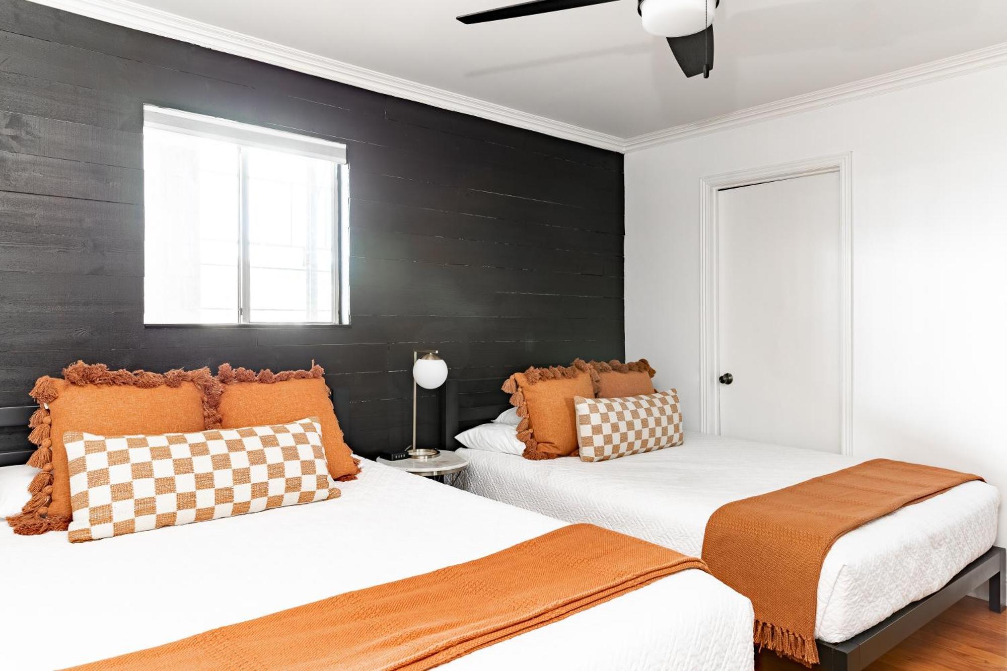 Walk To Downtown Broadway With Pool, Parking And Patio