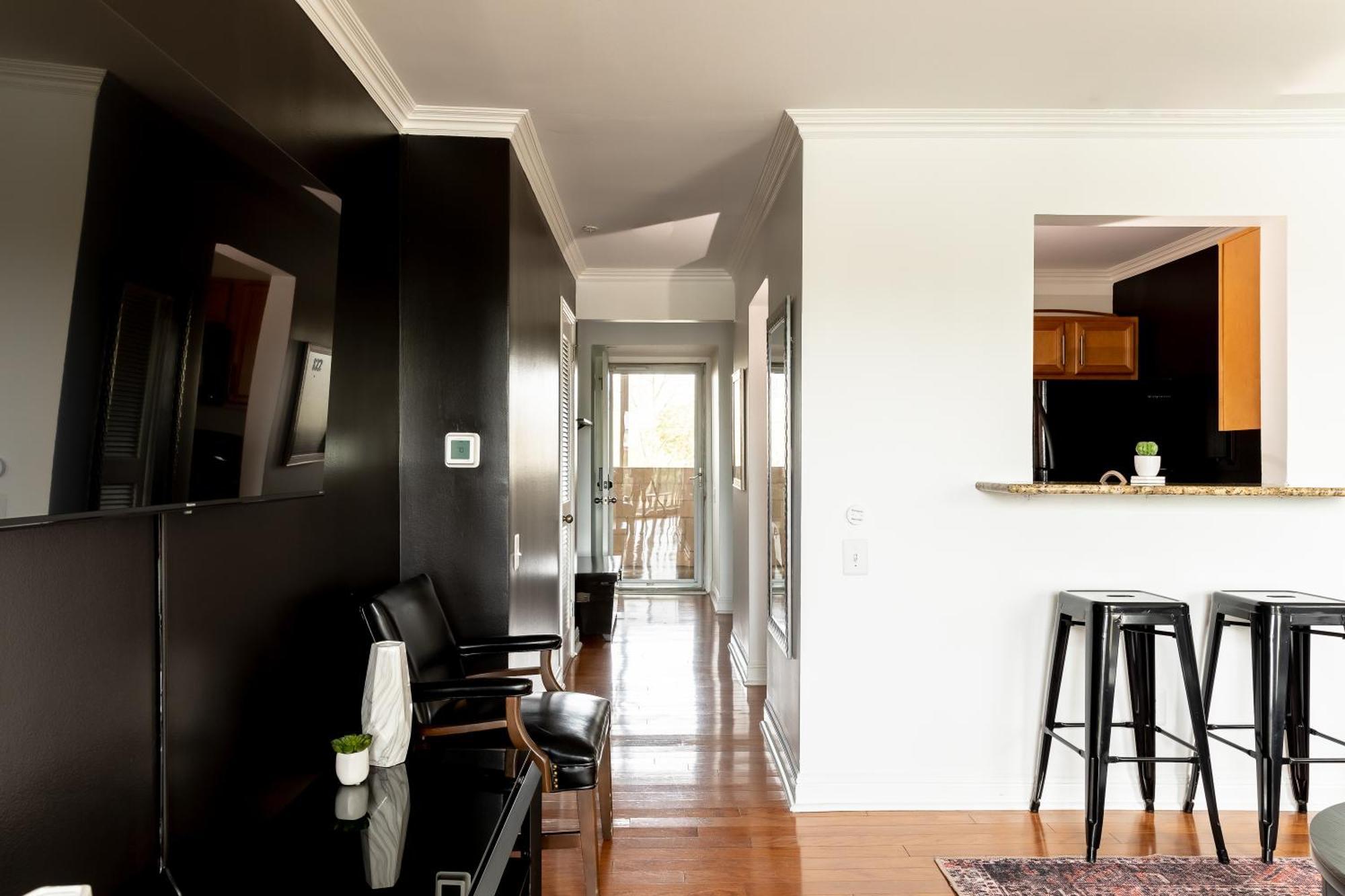 Walk To Downtown Broadway With Pool, Parking And Patio Apartment *