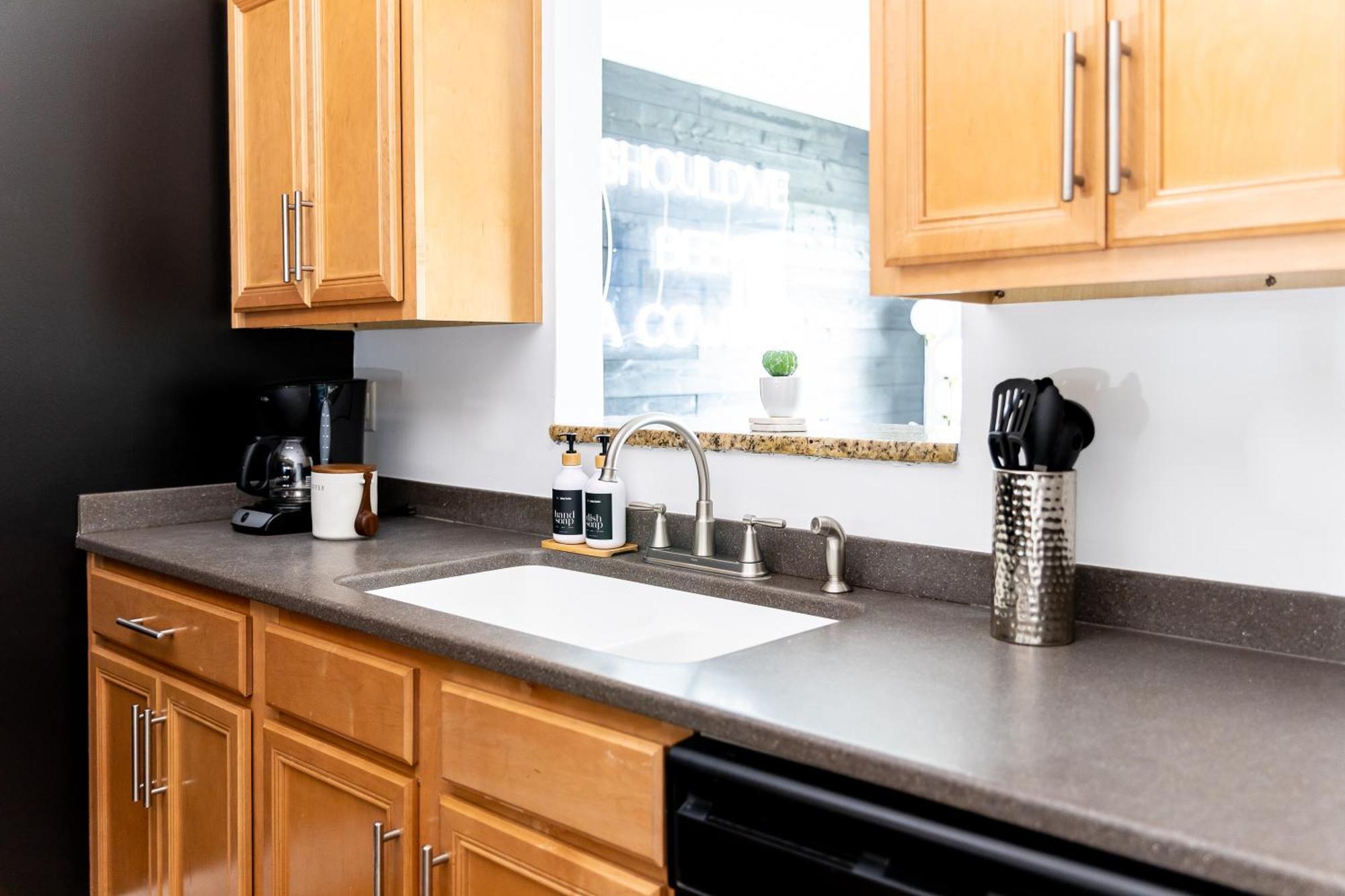 Walk To Downtown Broadway With Pool, Parking And Patio Apartment Nashville