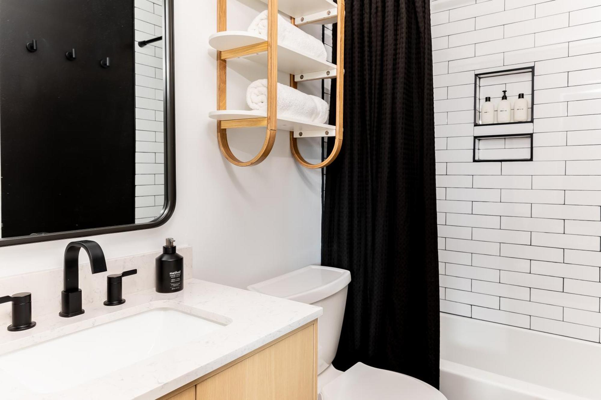 Walk To Downtown Broadway With Pool, Parking And Patio Apartment