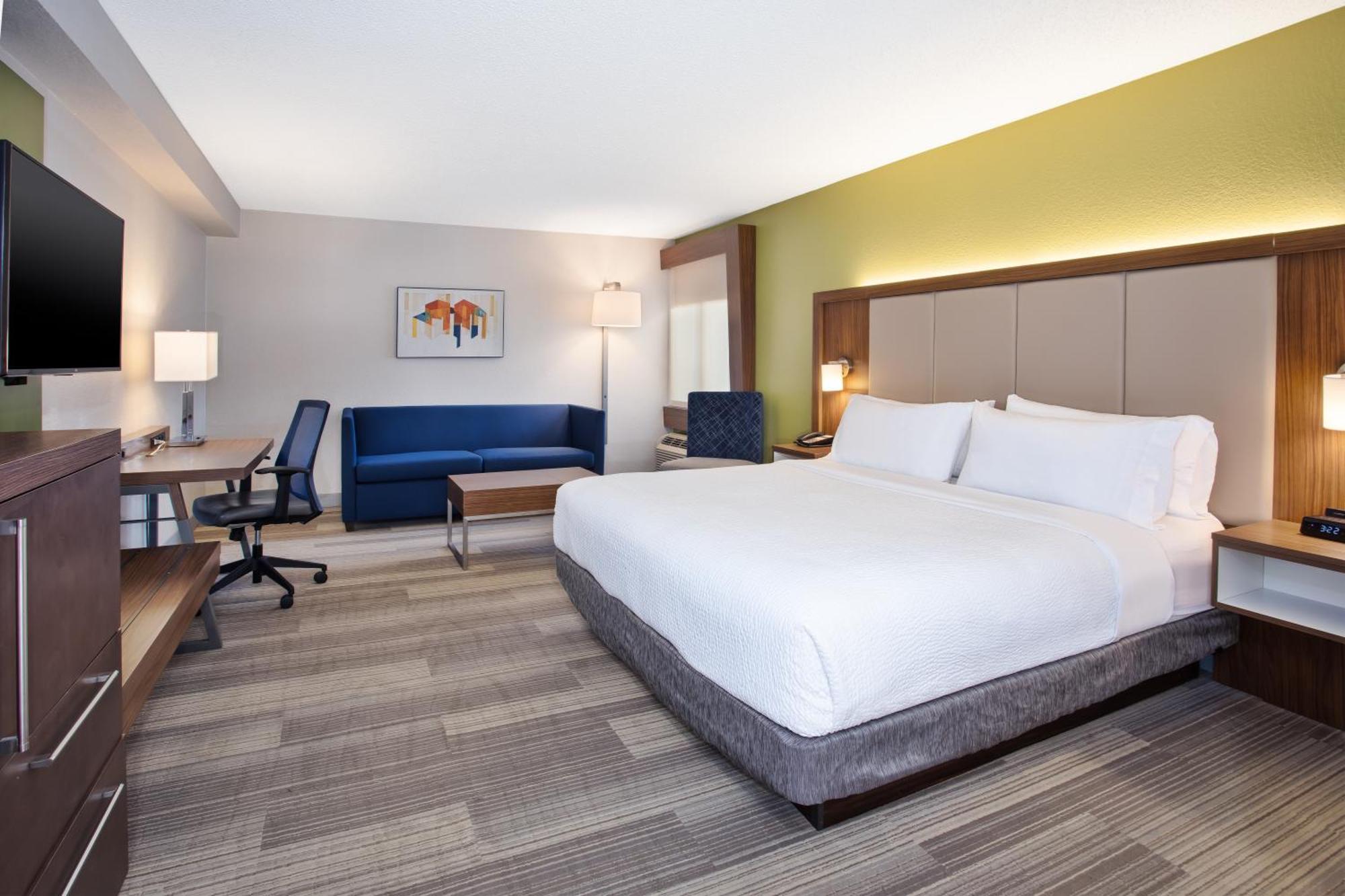 Hotel Holiday Express Airport By Ihg 3*