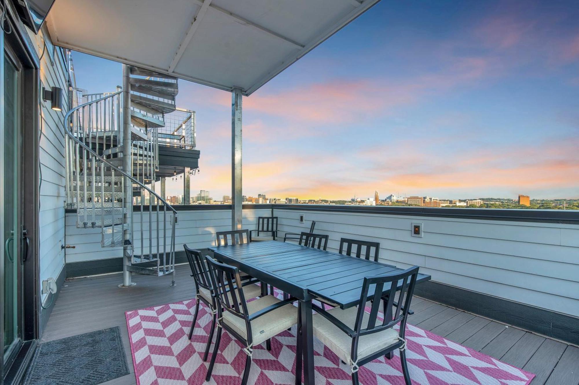 Dolly's Big House - 18 Beds Skydeck Views