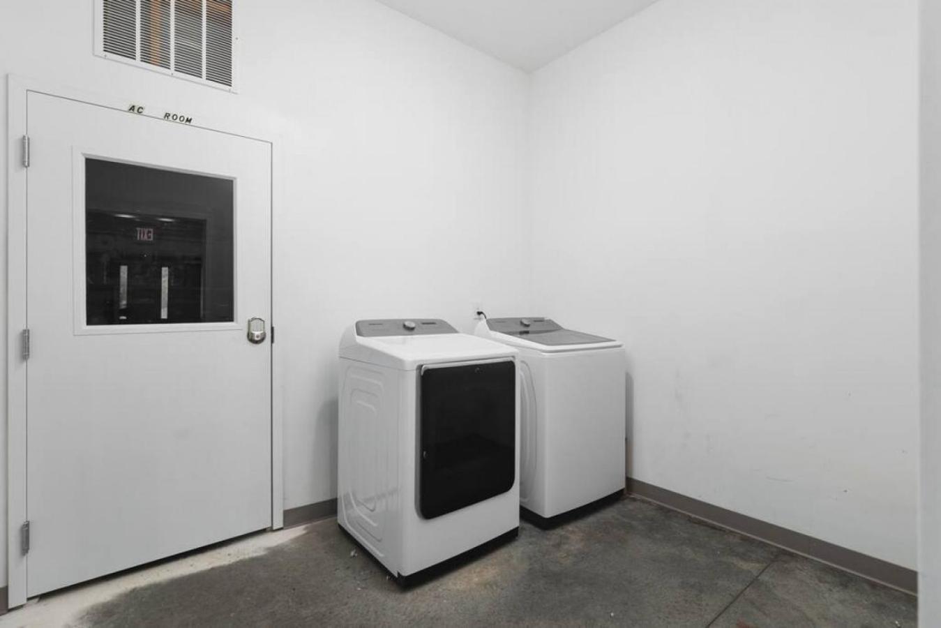 Apartment Modern Comfort Only 2 Mile To Downtown Broadway *