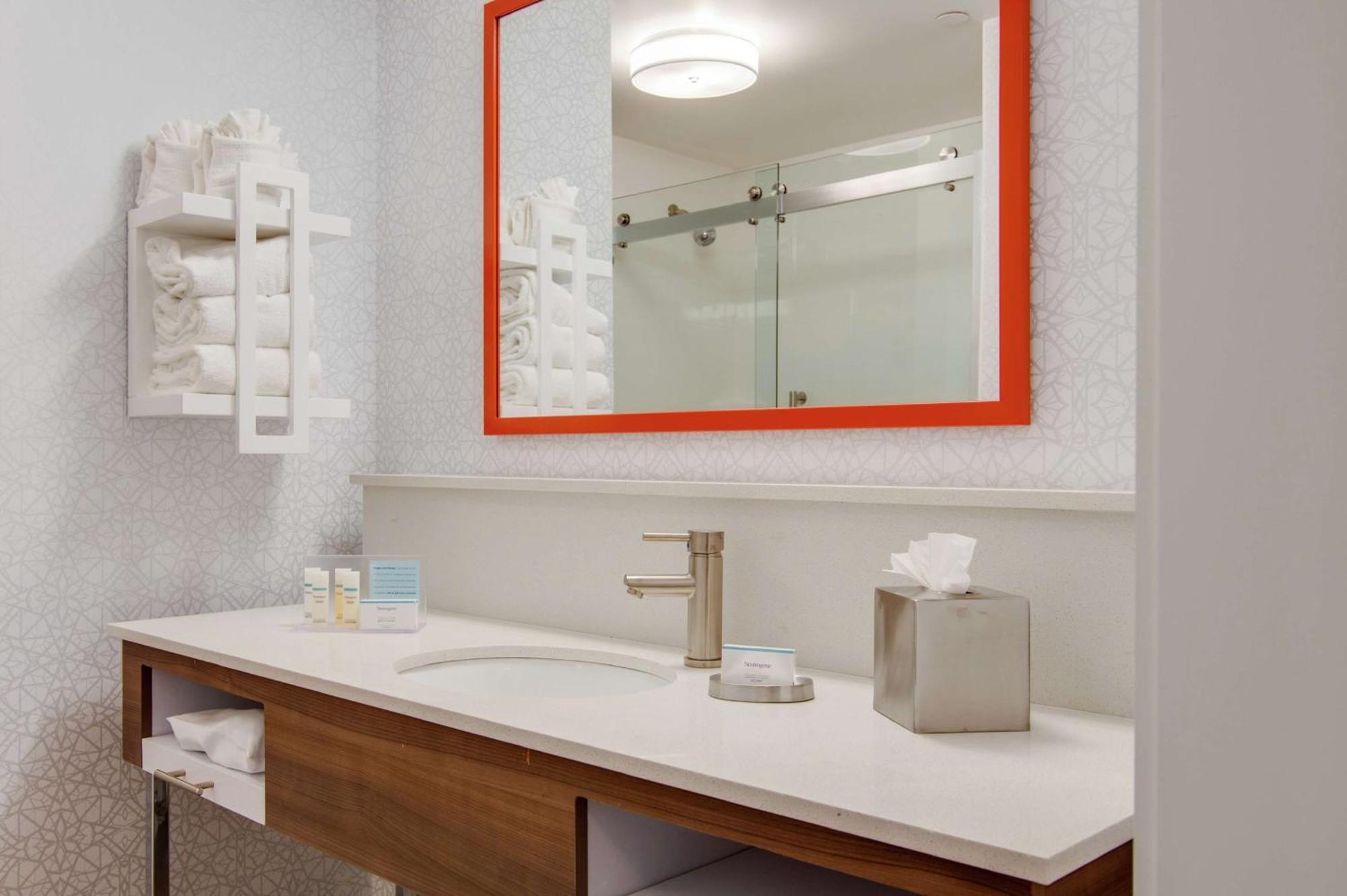 Hampton & By Hilton North Skyline Hotel 3*