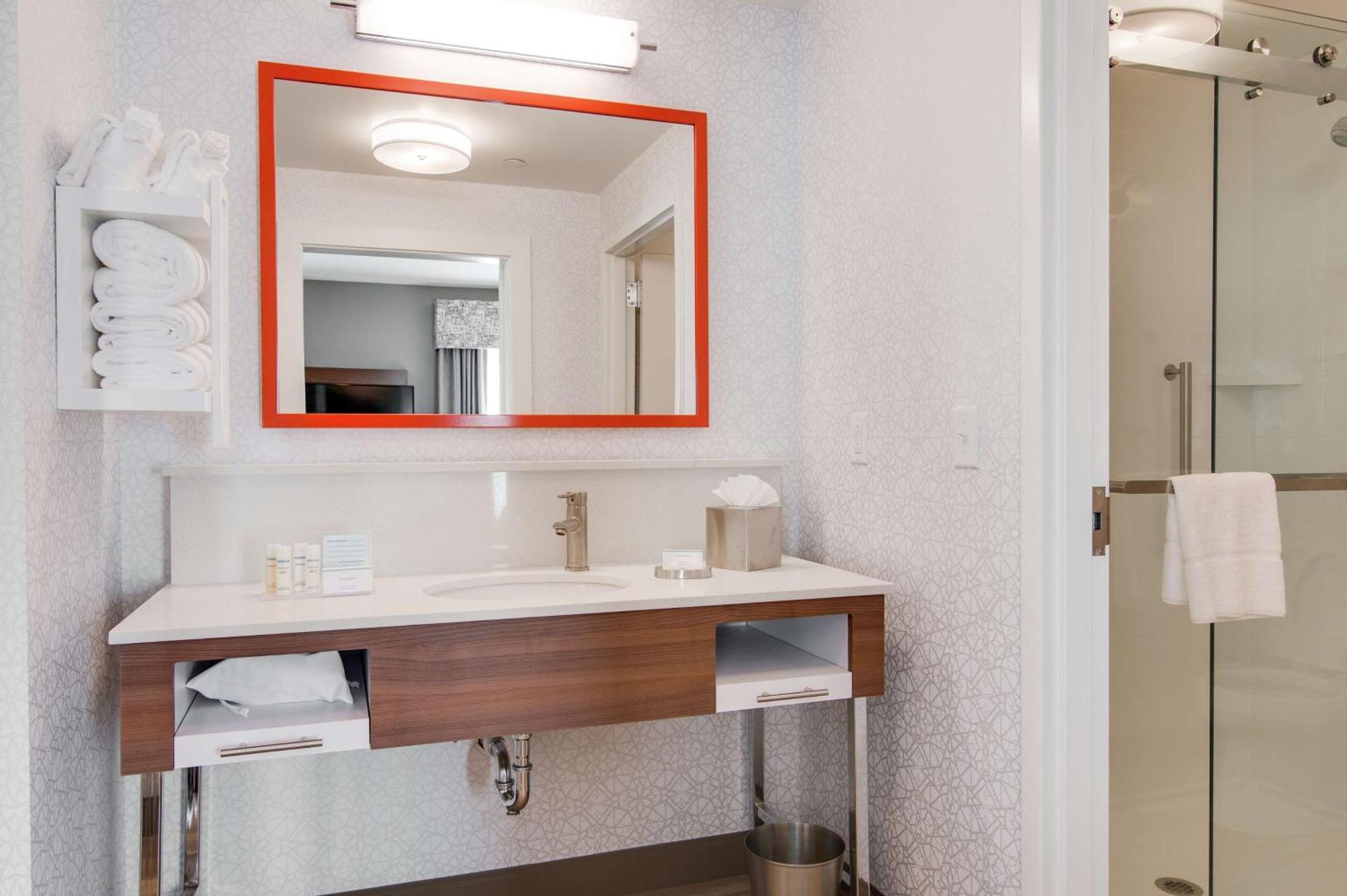 Hampton & By Hilton North Skyline Hotel 3*