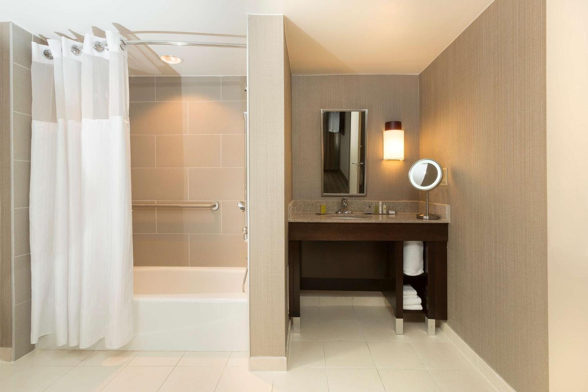 Doubletree By Hilton Airport Hotel