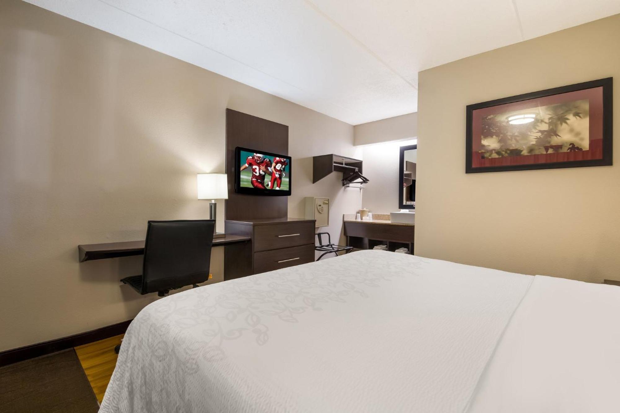 Red Roof Plus+ Airport Hotel 3*
