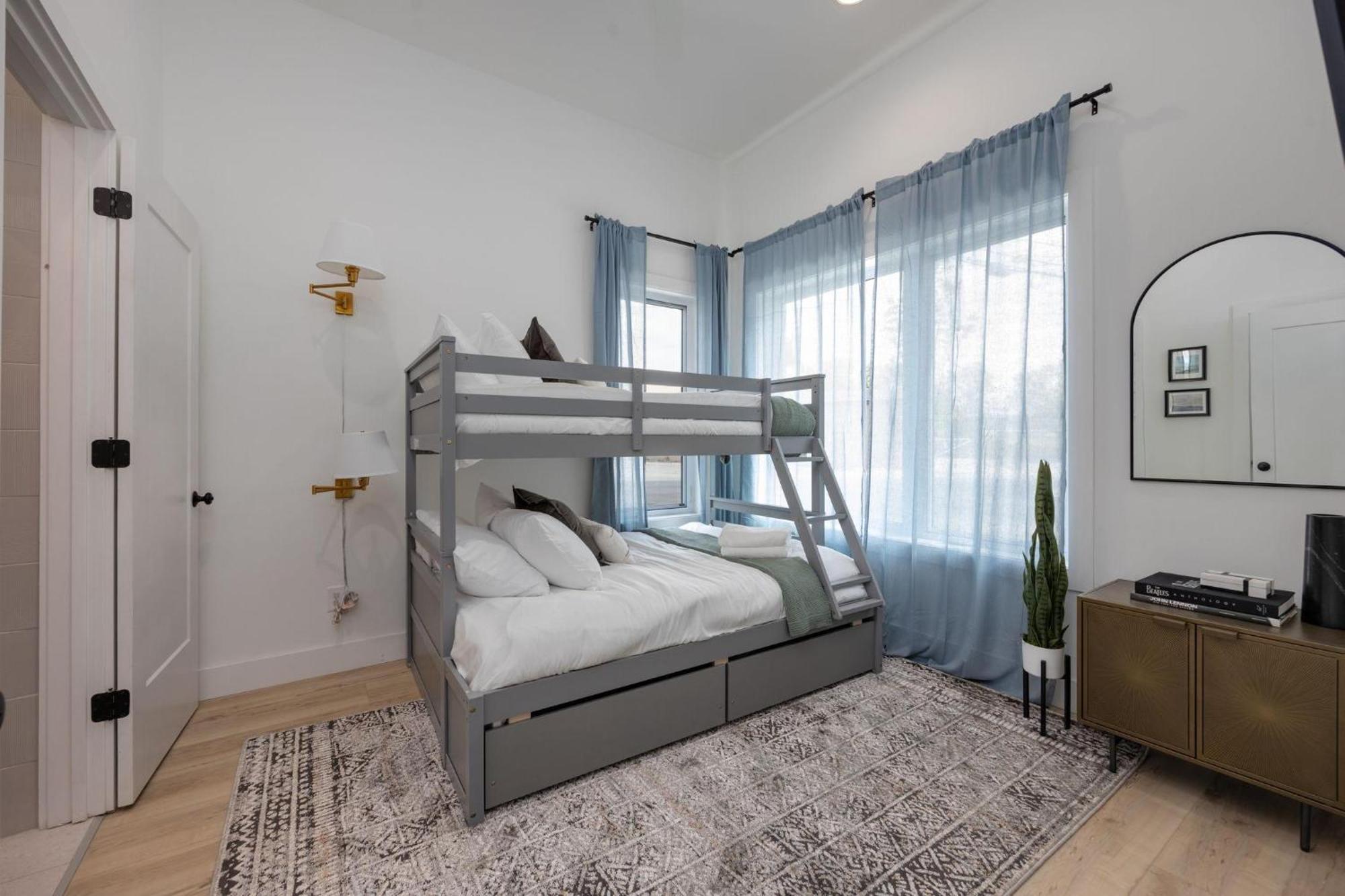 Holiday home - 1400 Napoleon St.