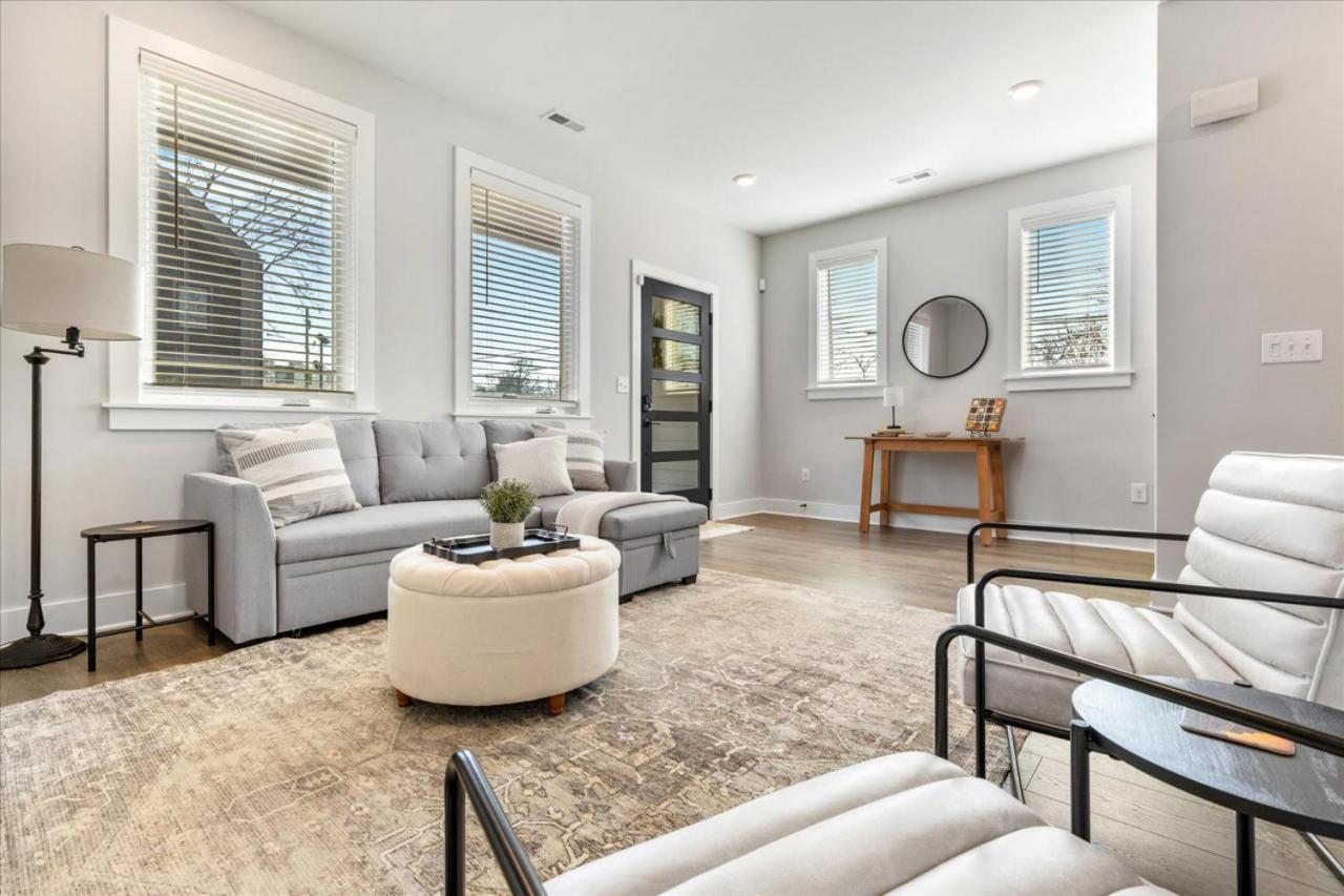 Scandinavian-style With Balcony! Secure Gated Complex, 10min To Downtown! Sleeps 6! *