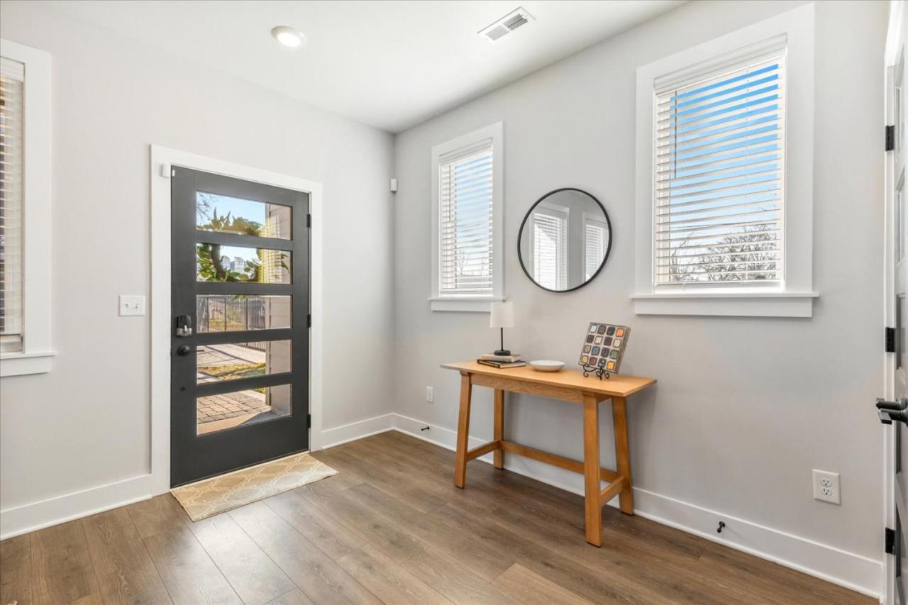 Scandinavian-style With Balcony! Secure Gated Complex, 10min To Downtown! Sleeps 6! Nashville
