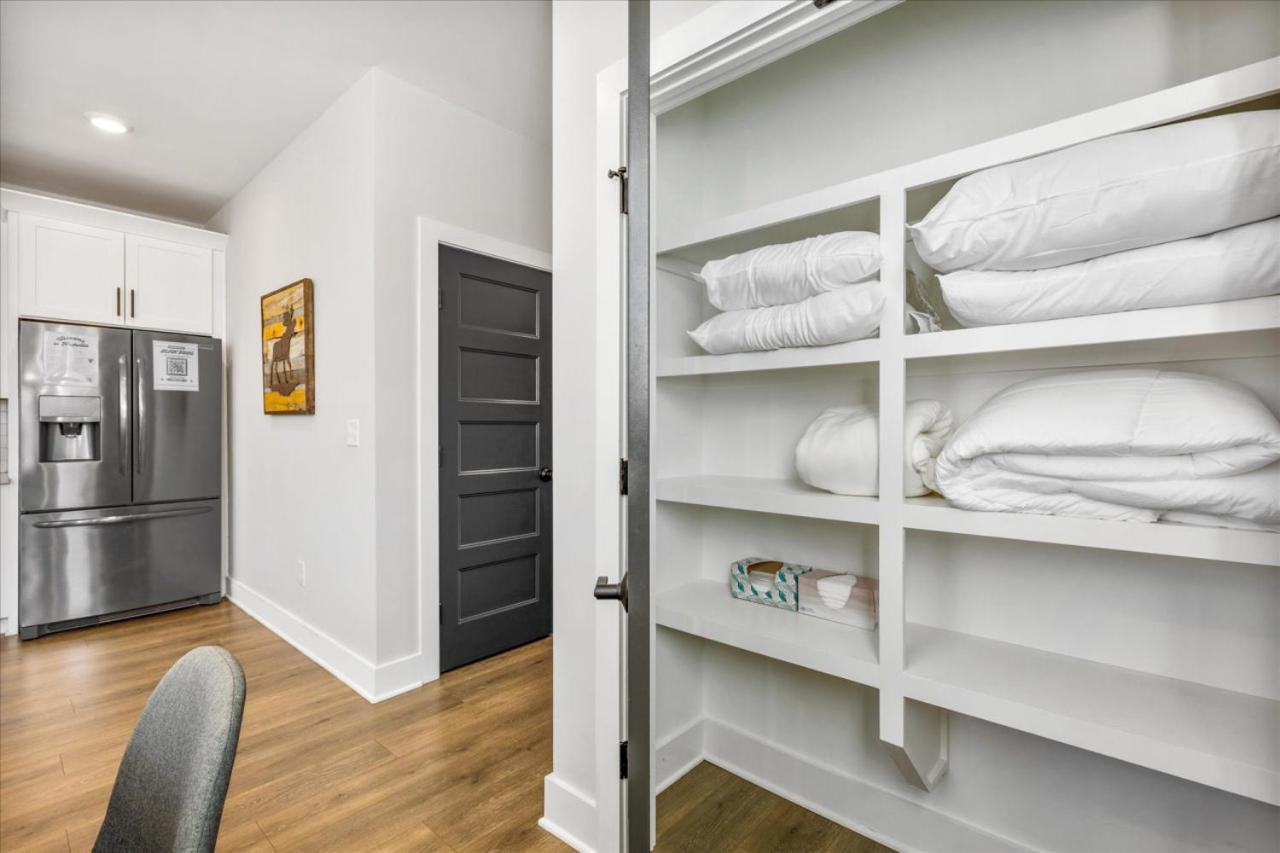 Holiday home Scandinavian-style With Balcony! Secure Gated Complex, 10min To Downtown! Sleeps 6!