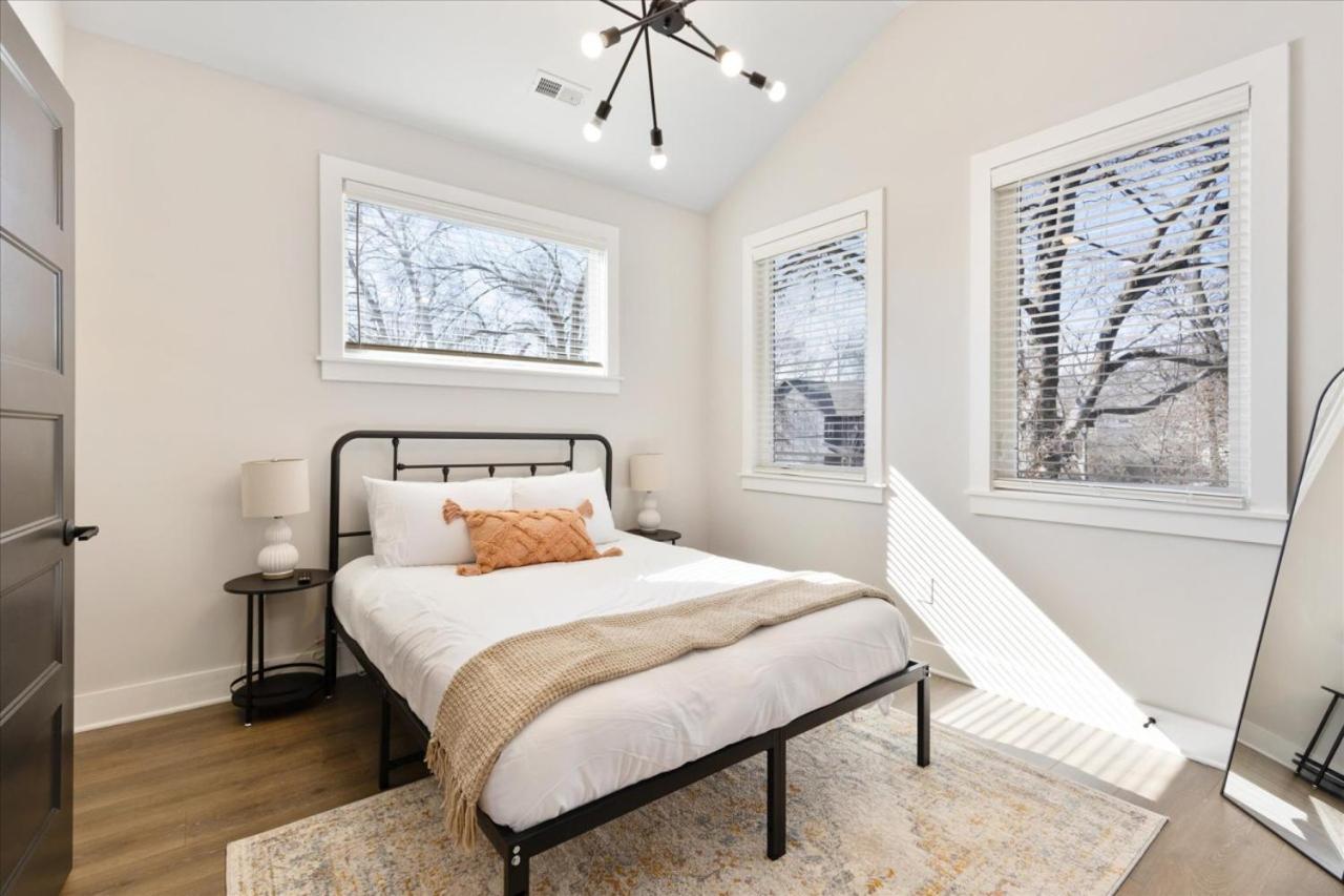 Scandinavian-style With Balcony! Secure Gated Complex, 10min To Downtown! Sleeps 6! *