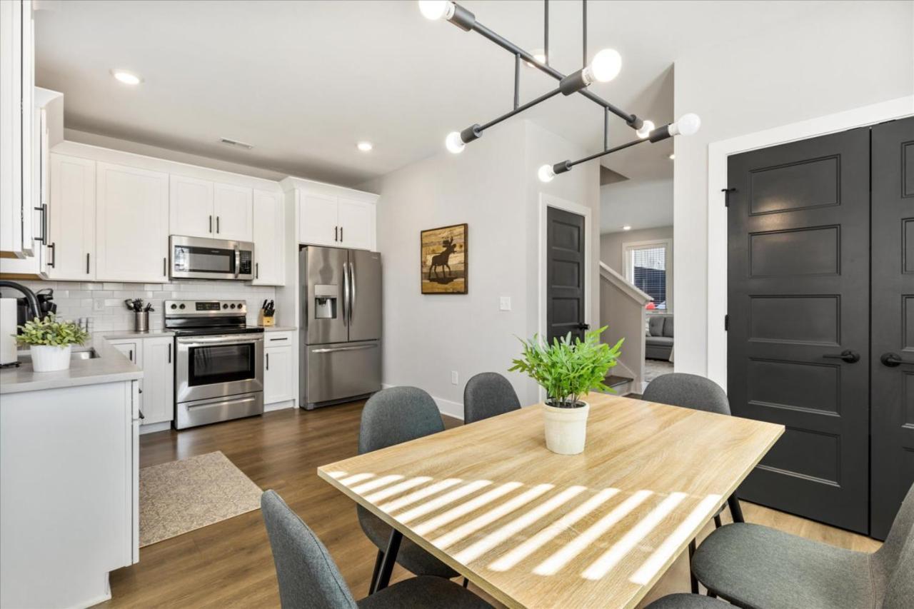 Scandinavian-style With Balcony! Secure Gated Complex, 10min To Downtown! Sleeps 6!