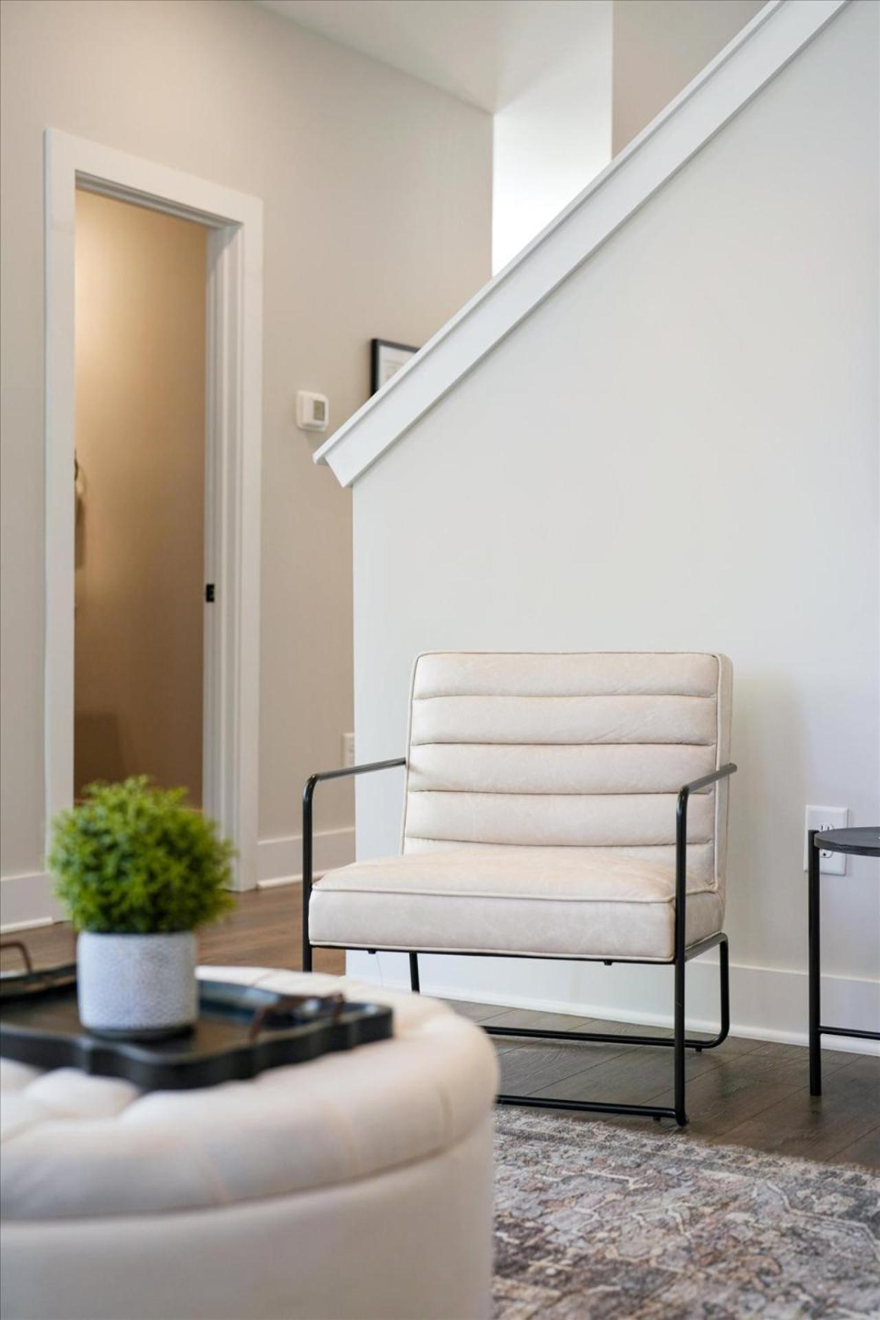 Scandinavian-style With Balcony! Secure Gated Complex, 10min To Downtown! Sleeps 6! Holiday home *