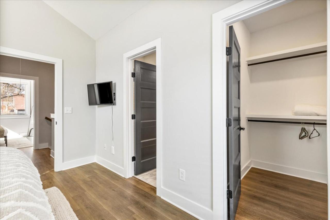 Scandinavian-style With Balcony! Secure Gated Complex, 10min To Downtown! Sleeps 6! Nashville