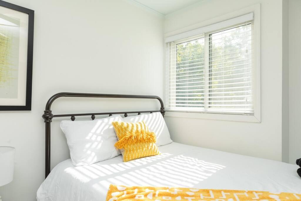 Modern Large 2br Family Sleeps 8 Guests With Private Balcony And Optional Parking Near Parthenon & Broadway Apartment