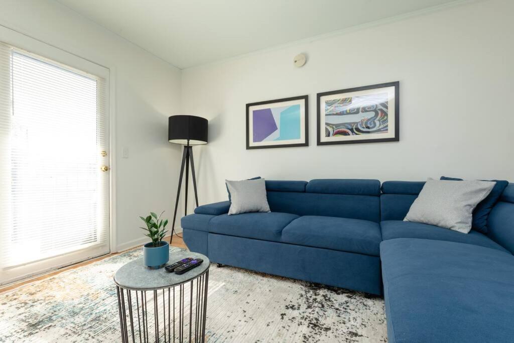 Modern Large 2br Family Sleeps 8 Guests With Private Balcony And Optional Parking Near Parthenon & Broadway
