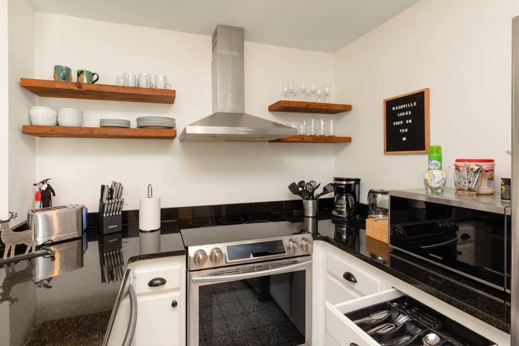 Apartment Modern Large 2br Family Sleeps 8 Guests With Private Balcony And Optional Parking Near Parthenon & Broadway
