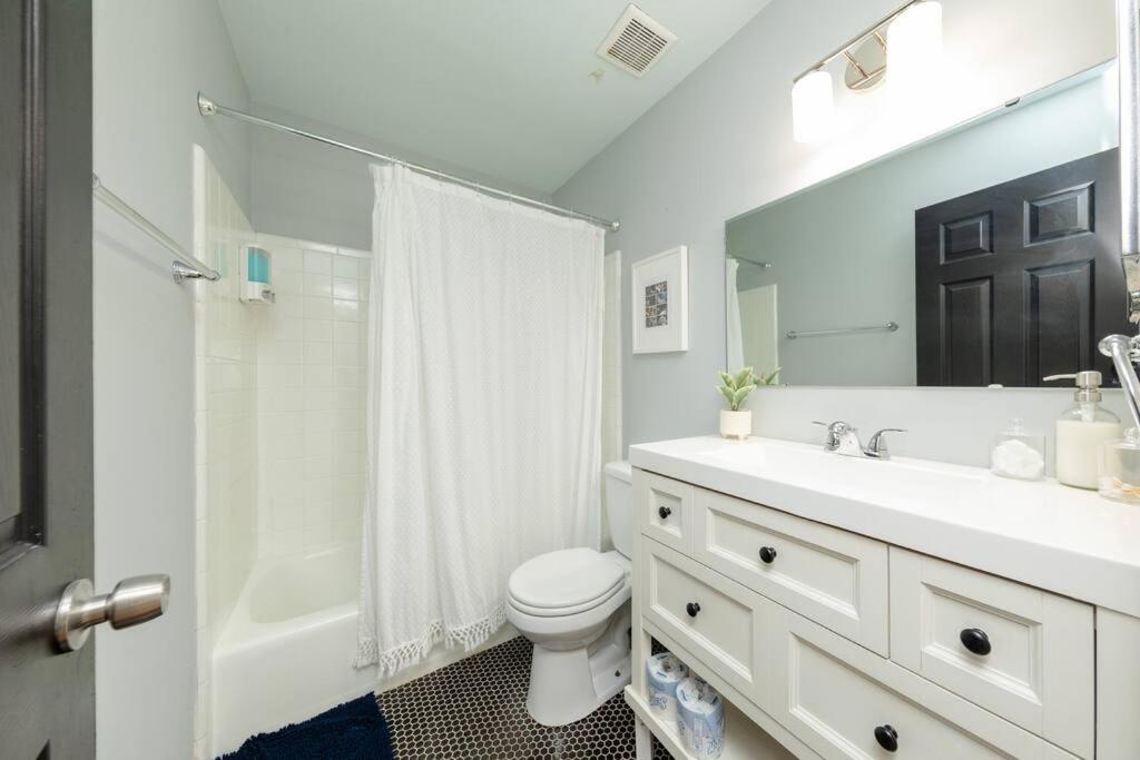 Apartment Modern Large 2br Family Sleeps 8 Guests With Private Balcony And Optional Parking Near Parthenon & Broadway *