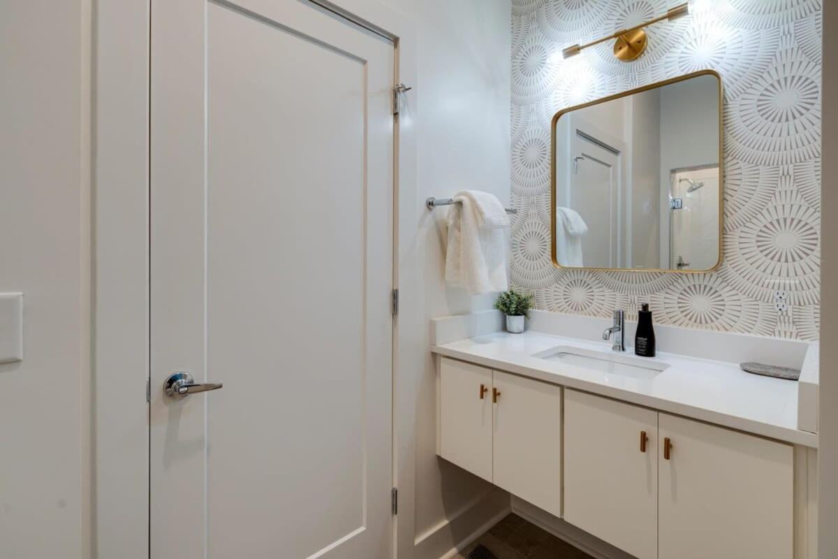Luxury Townhouse + Rooftop Deck + 1 1 Mi Downtown