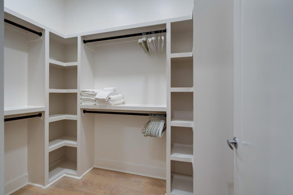 Holiday home Luxury Townhouse + Rooftop Deck + 1 1 Mi Downtown