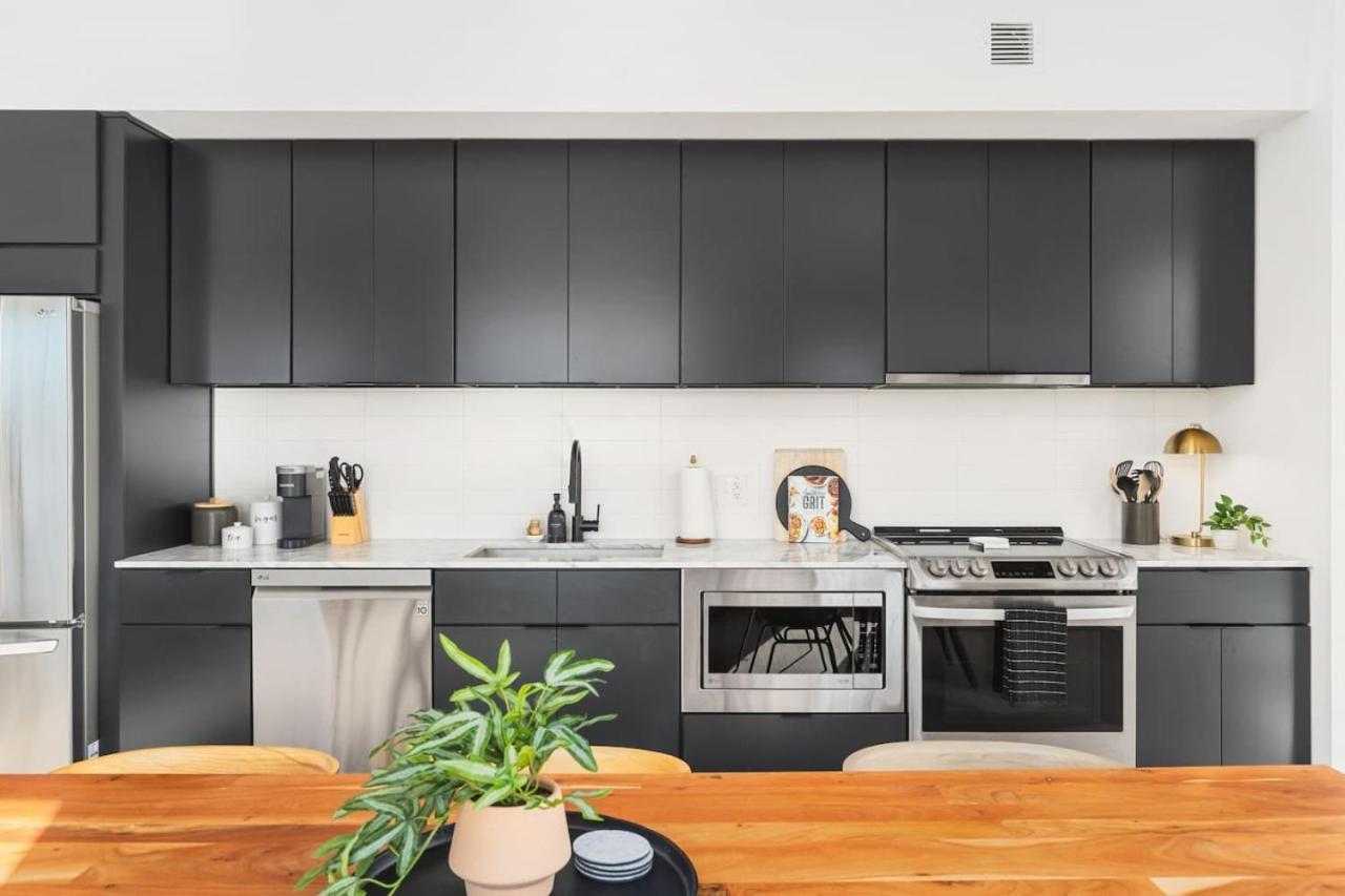 Penthouse With Patio Walk To Downtown 3 Bedrooms 5 Beds * Nashville