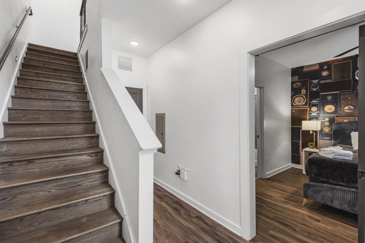 Gorgeous East House With Rooftop Patio, Garage, 9 Beds, 3 Miles To Downtown Holiday home *