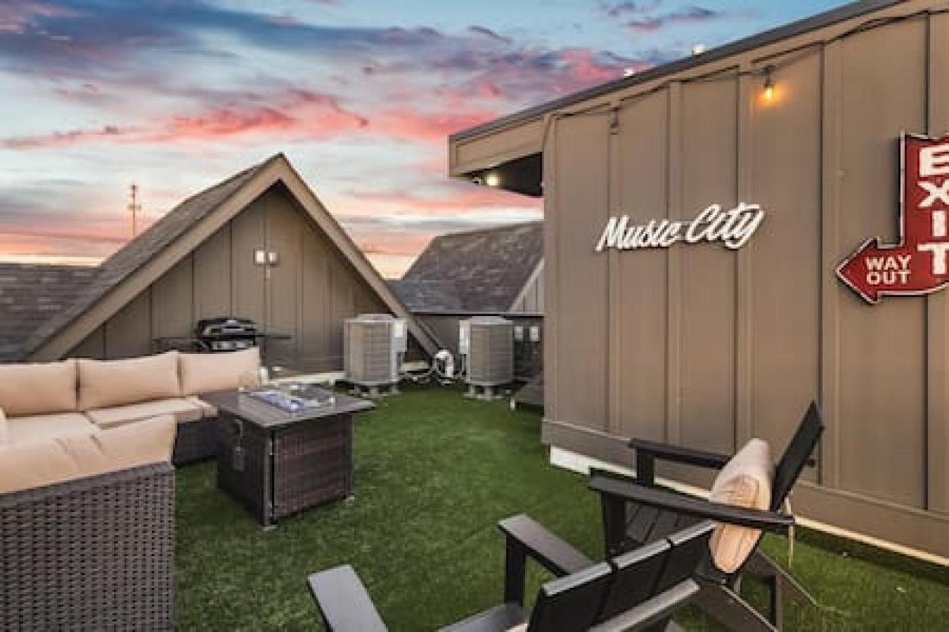 Gorgeous East House With Rooftop Patio, Garage, 9 Beds, 3 Miles To Downtown *