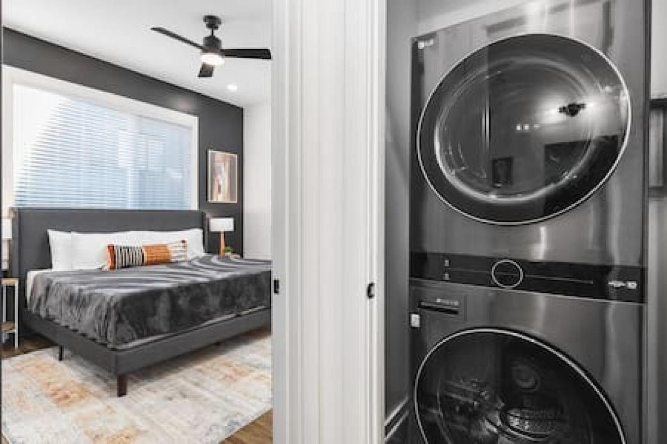 Gorgeous East House With Rooftop Patio, Garage, 9 Beds, 3 Miles To Downtown Holiday home