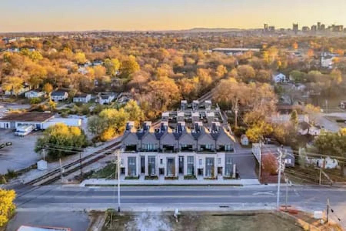 Gorgeous East House With Rooftop Patio, Garage, 9 Beds, 3 Miles To Downtown Holiday home Nashville