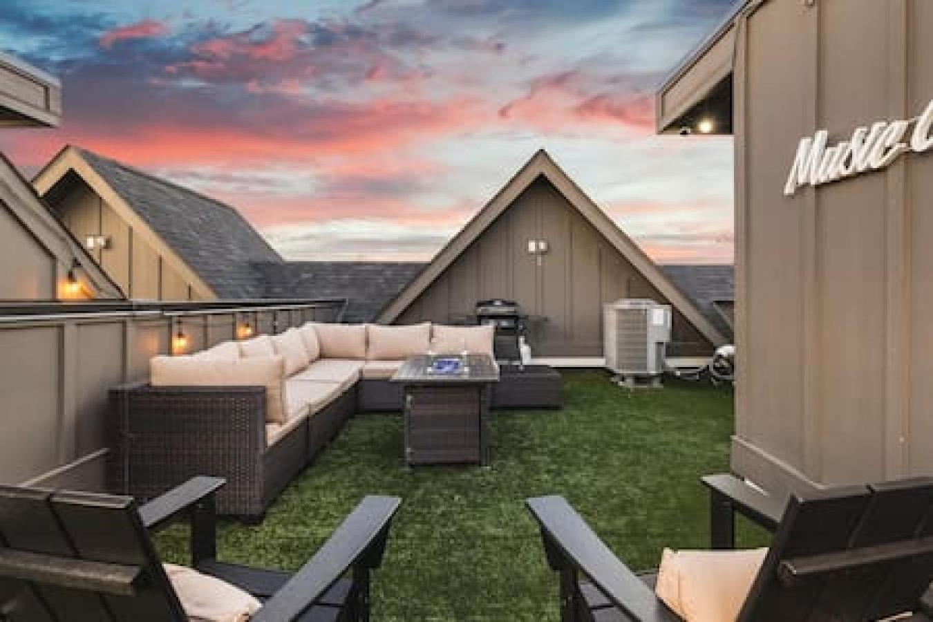 Holiday home Gorgeous East House With Rooftop Patio, Garage, 9 Beds, 3 Miles To Downtown *