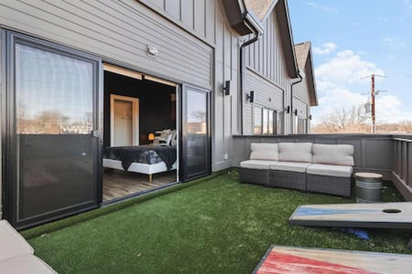 Gorgeous East House With Rooftop Patio, Garage, 9 Beds, 3 Miles To Downtown Holiday home *