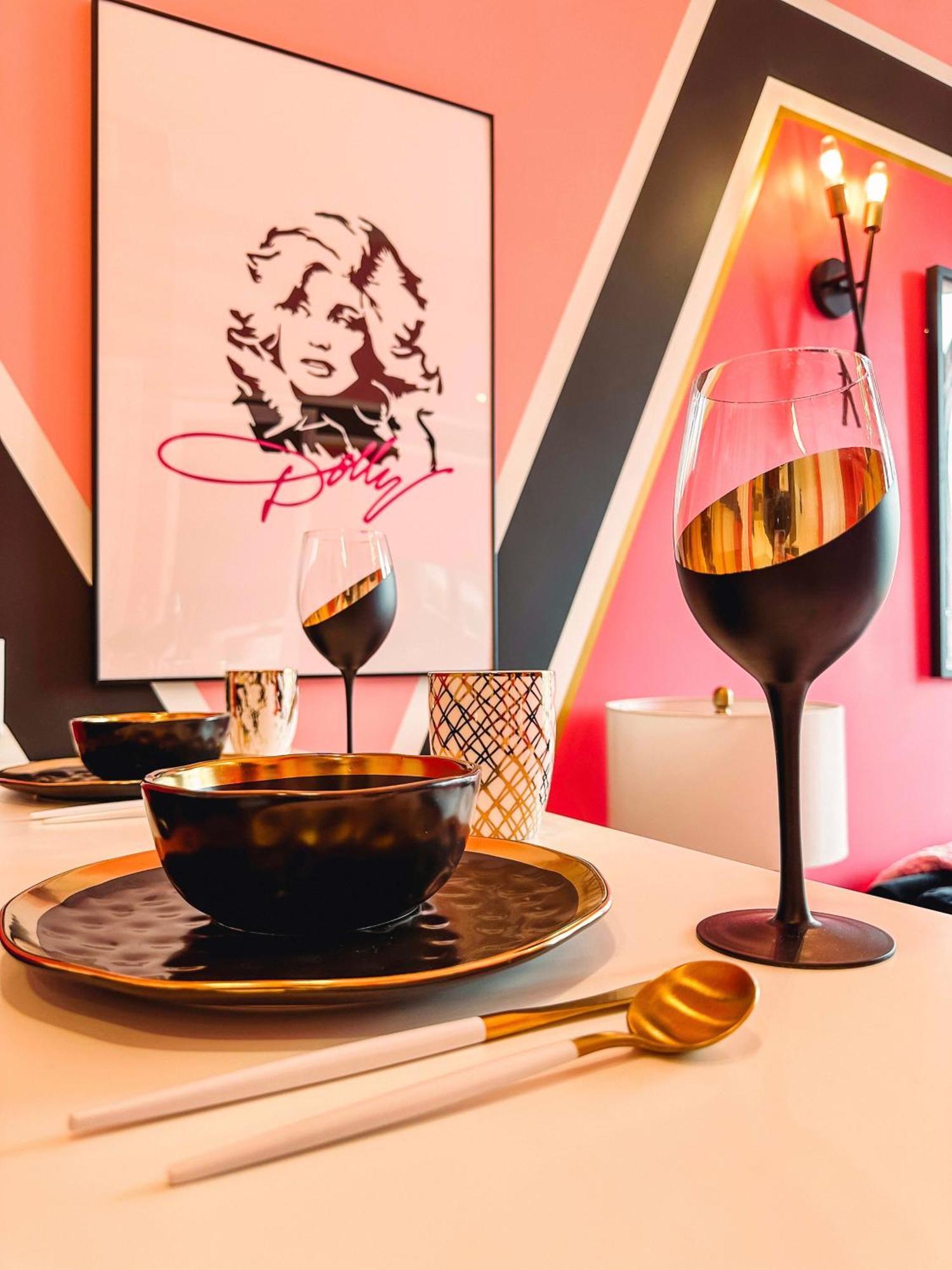 Holiday home Dolly's Glam Getaway - Glittering Gem Near Broadway *