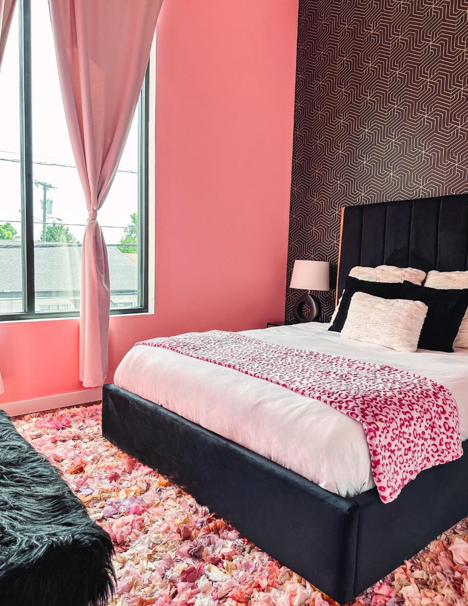 Dolly's Glam Getaway - Glittering Gem Near Broadway Nashville