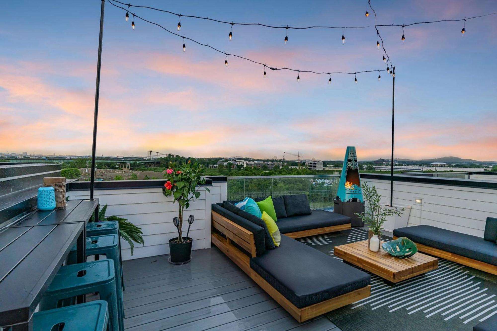 Rooftop Hot Tub & Game - 3 Miles To Downtown Holiday home Nashville